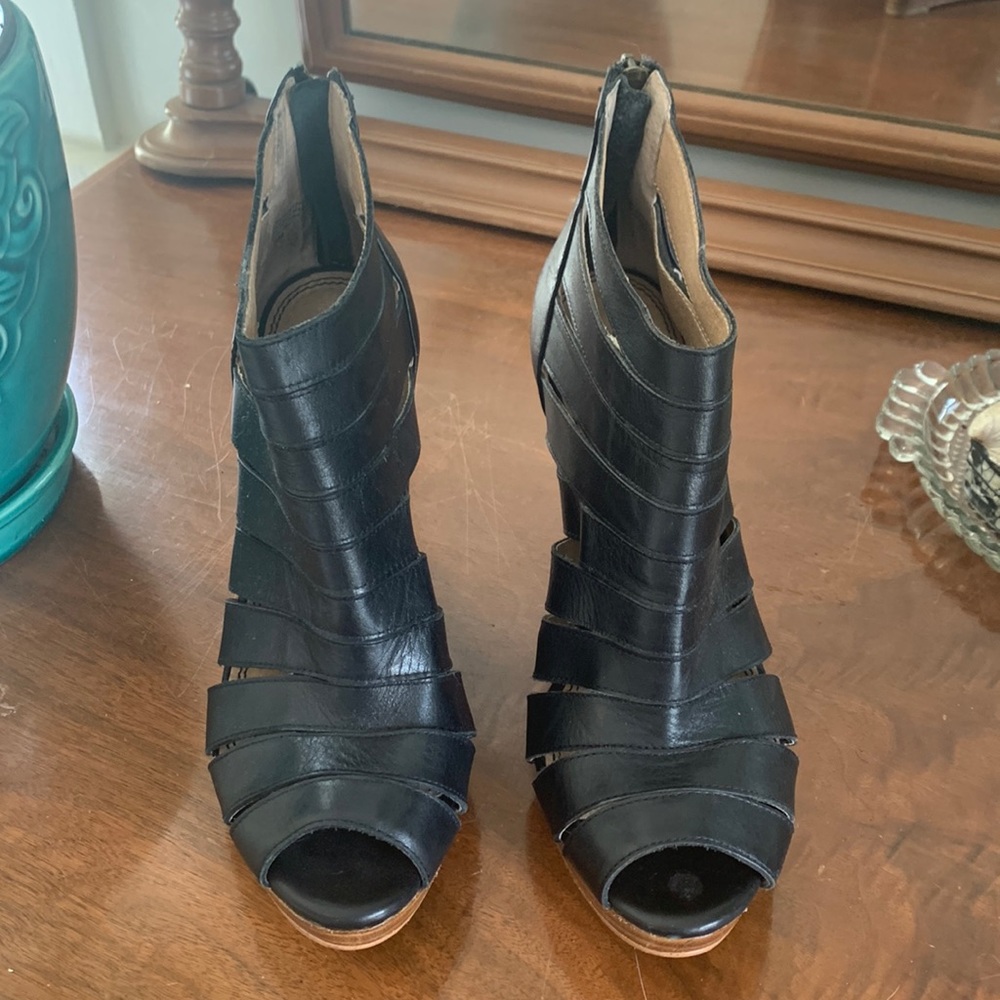 Splendid black strappy wedge ankle sandals. Size 9